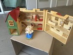 1028: Wooden dolls house