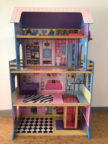 CBFR93: Doll House and Furniture