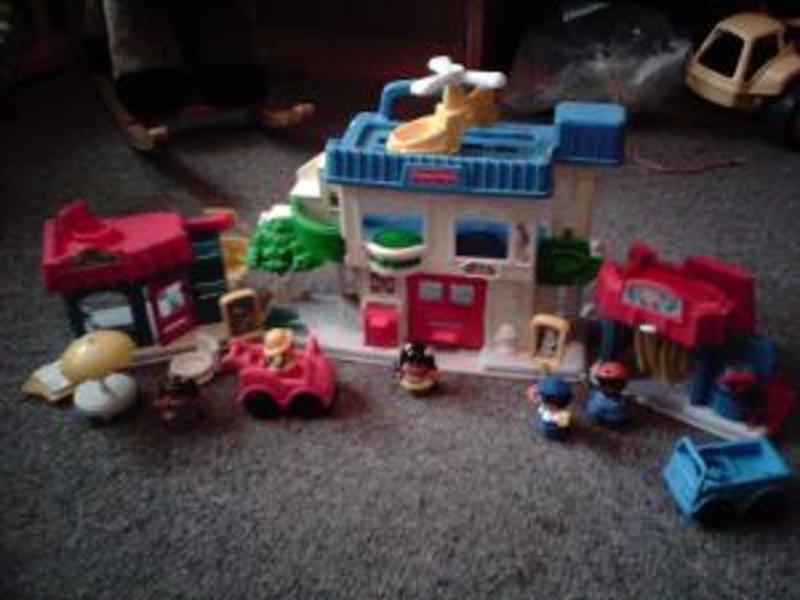 153: Little People Main Street