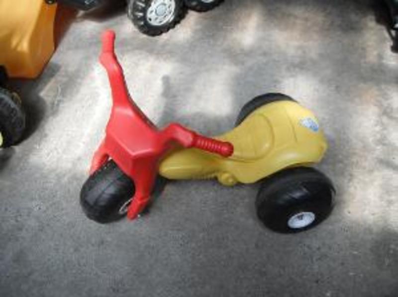 540: Trike - red and yellow