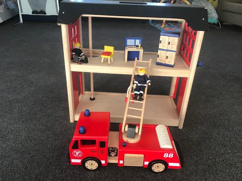 704: Fire Engine and fire station set
