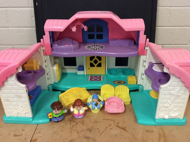 E2.718.4: Little People Fold Out House