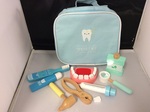 E2.980.8: Wooden Dentist Kit