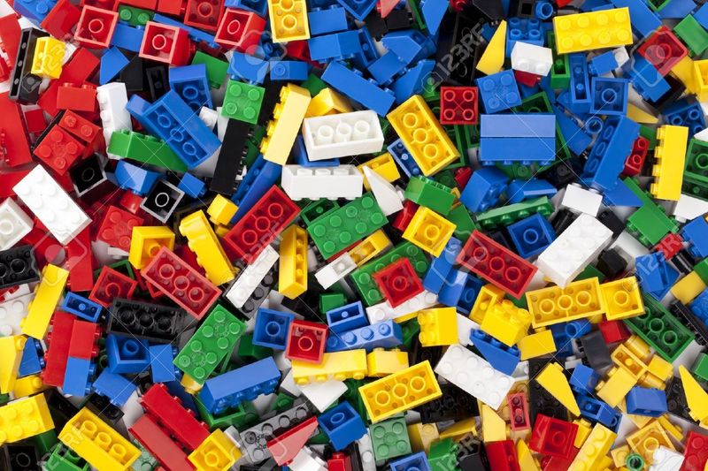 C3.440.2: BOX OF VARIOUS LEGO