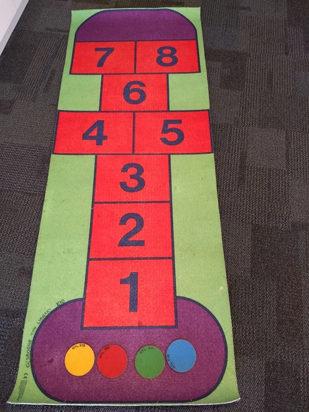 E10: Giant hopscotch