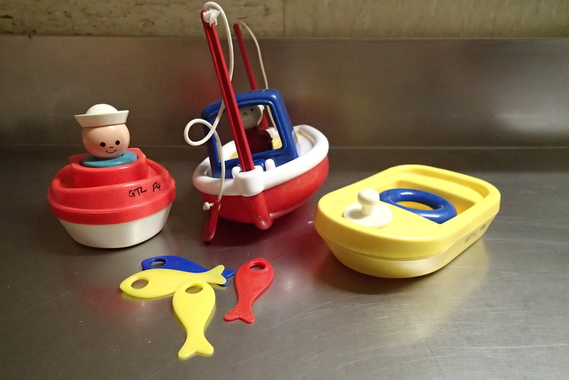 F4: Tug boat bath toy