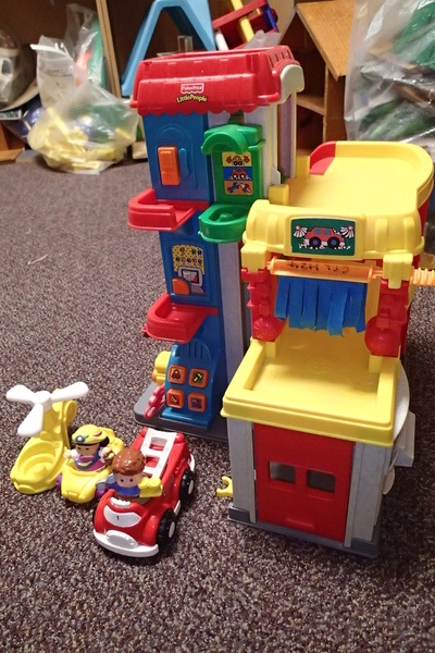 H24: Fisher Price garage