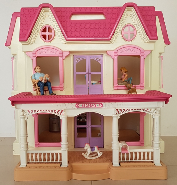 144: Classic Dollhouse 