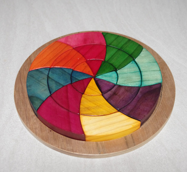 752: Round wooden jigsaw