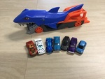 Hot Wheels Shark and 7 cars