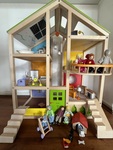 F21: Hape  Wooden Dollhouse 