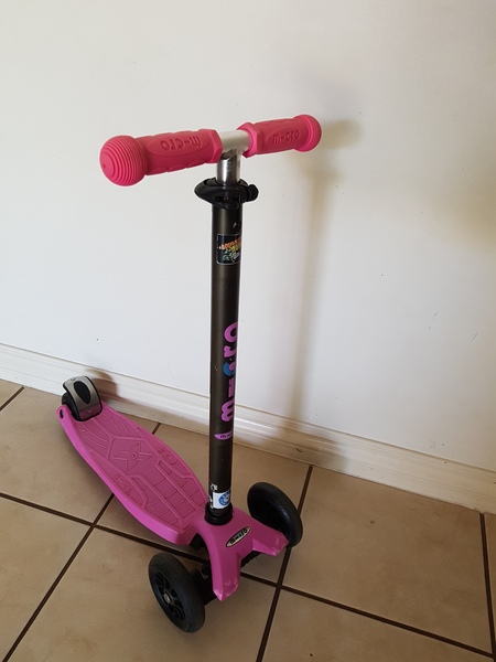 A2020: Pink Micro Scooter