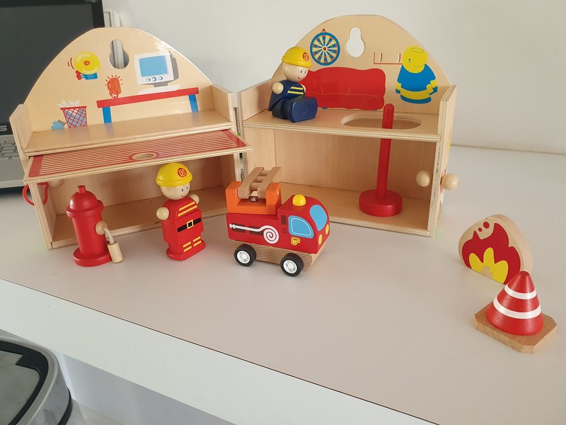 B949: Fire Station Travel Set