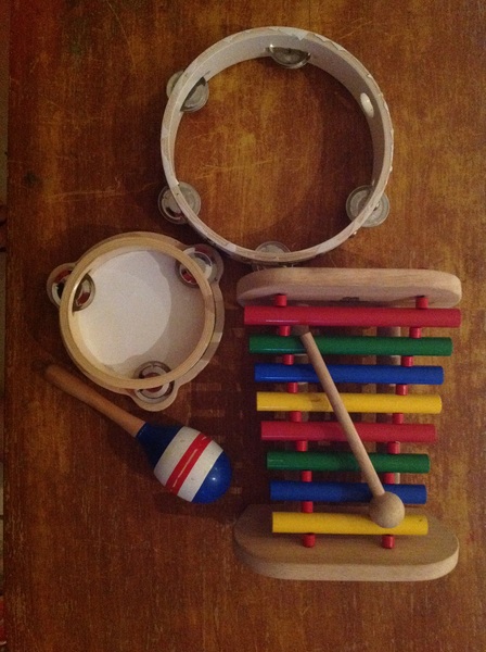 B2011: Wooden musical instrument set