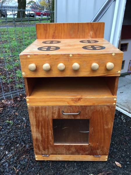 E148: Wooden Stove, Pots & Pans