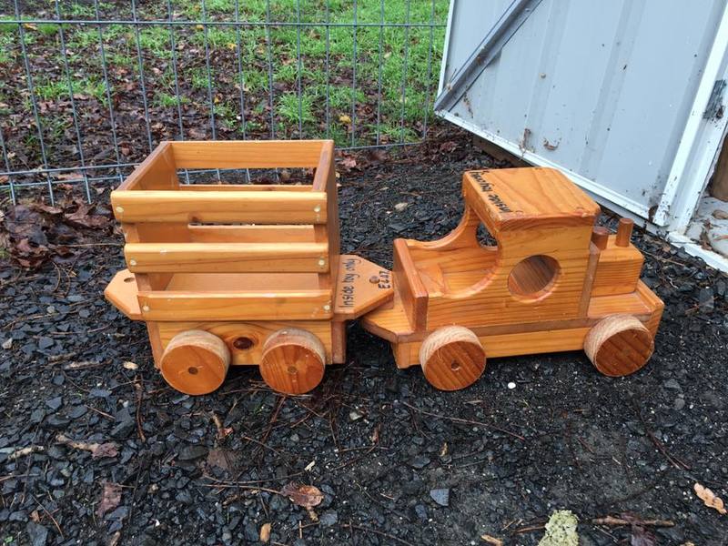 E447: Wooden Train & Carriage