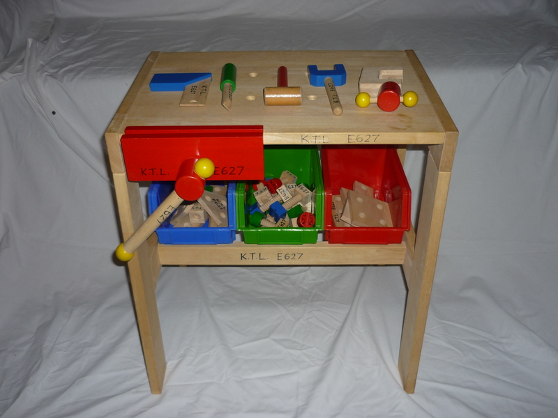 E627: Wooden Workbench & Tools