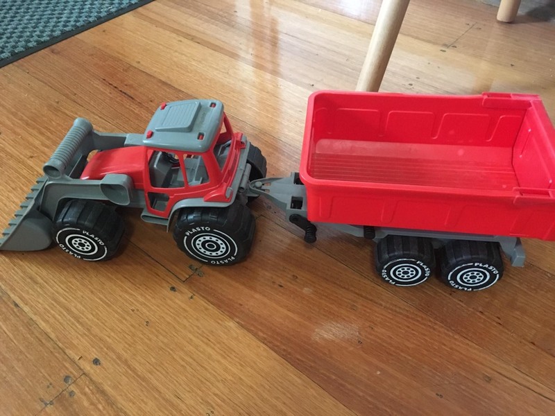 E449: Plasto red tractor & trailer