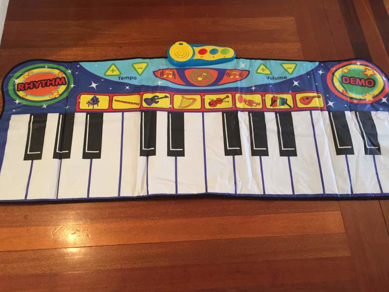 Mu1: Step-to-play giant piano mat