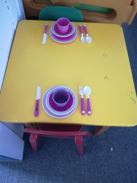 577: Table and chairs setting for two