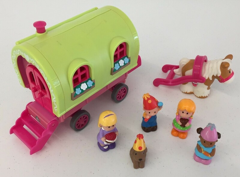 987: Happyland roaming rose caravan