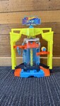 Hot Wheels City Stunt & Splash Car Wash Playset with Color Changing Car