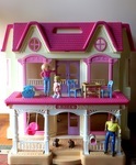 Loving Family Doll House