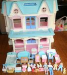 I364: Fisher Price Dolls House