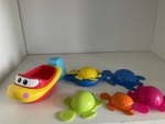 Bath boat with turtles and ring