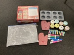 D18: Melissa & Doug Bake & decorate cupcake set