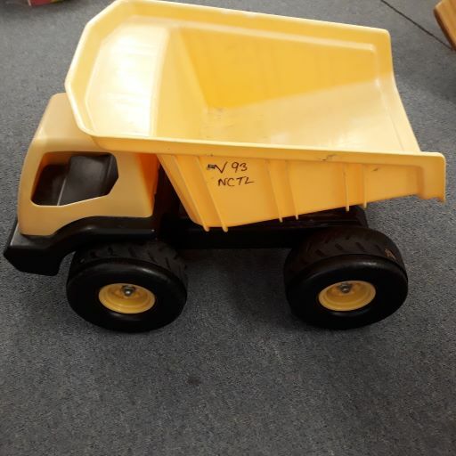 V93: Large Yellow Sandpit Truck