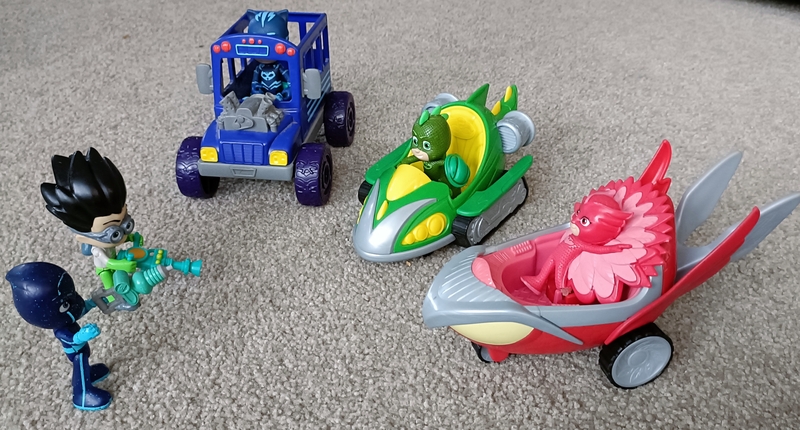 F163: PJ mask heroes with vehicles 