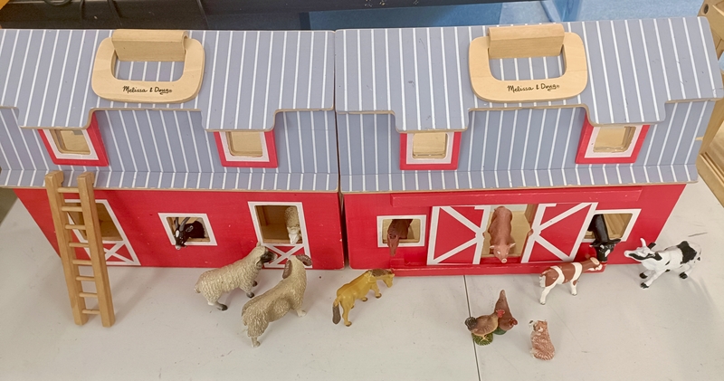 I10: Wooden Barn with Farm Animals