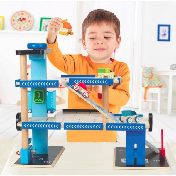 F04: Hape City Parking Garage plus 2 Cars