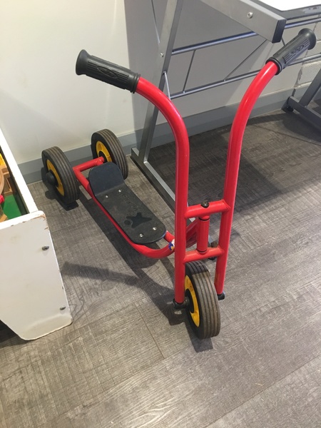 O21: We Play Scooter (3 wheel)