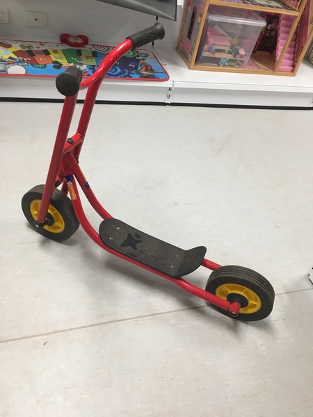 O22: We Play Scooter (2 wheel)