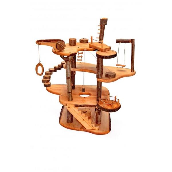 F08: Classic Wooden Tree House