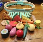 60215: Wooden basket with wooden food