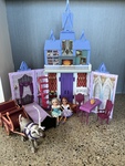 Frozen Fold & Go Arendelle Castle playset